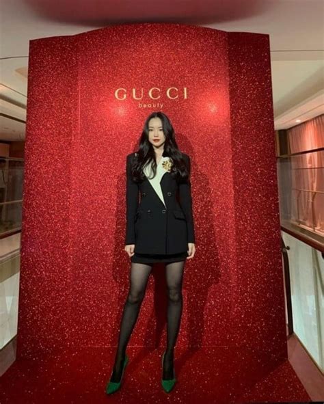 A Pink's Na Eun looks chic in black at Gucci Beauty's launch